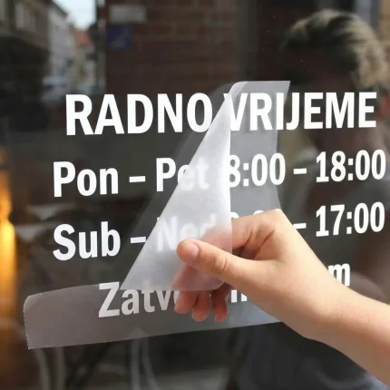 Personalizirana naljepnica za radno vrijeme od rezane Mactac folije na staklu izloga