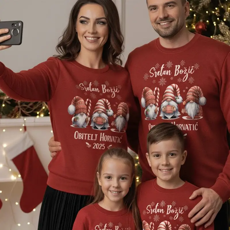 obitelj nosi crveno-bijele božićne majice
